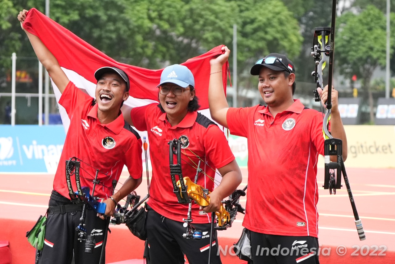 Indonesia Olympic Commitee - Men's Compound Team takes the gold in Archery