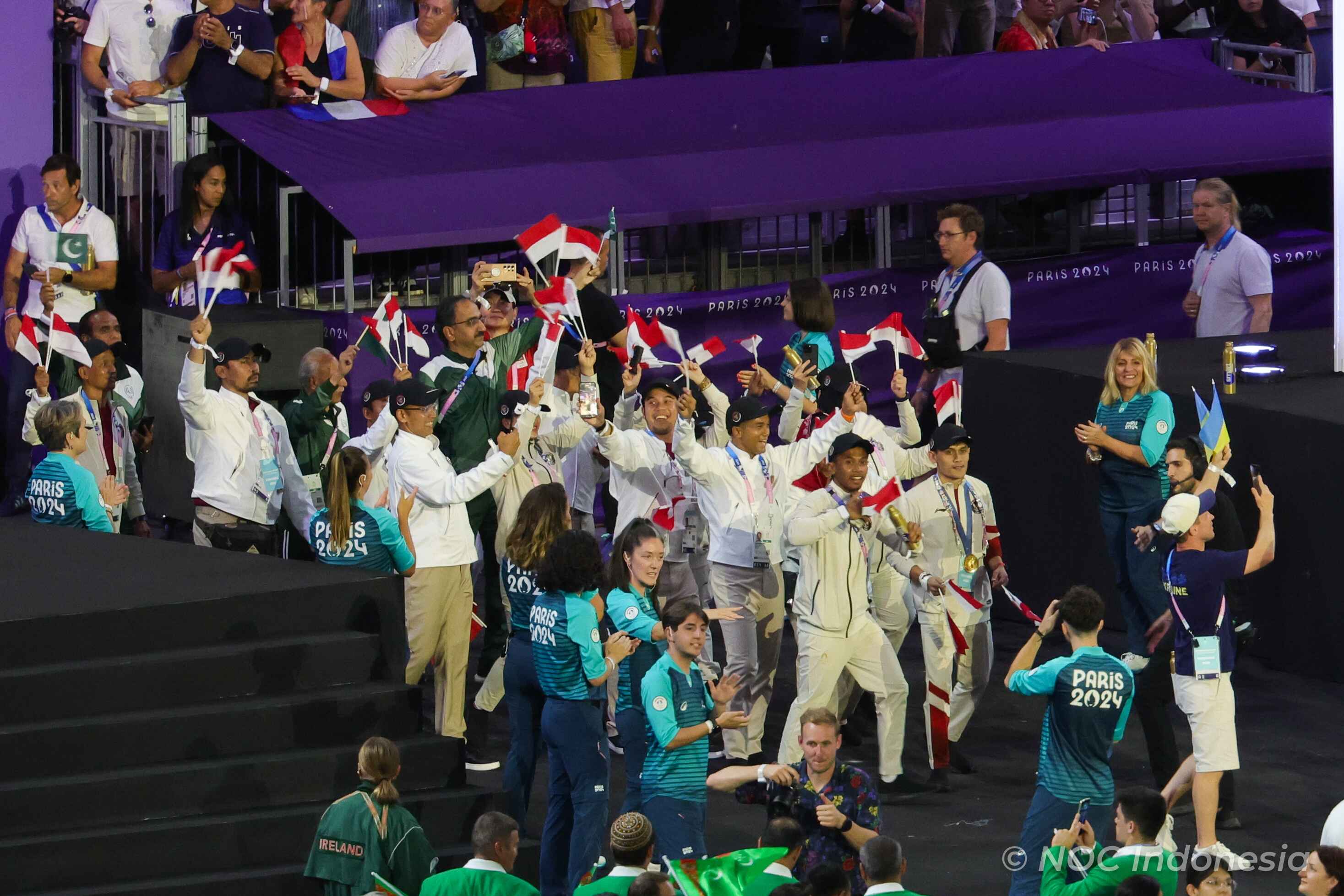 Indonesia's 2 gold medalists join team defile at Paris 2024 Closing Ceremony. - Indonesia Olympic Commitee